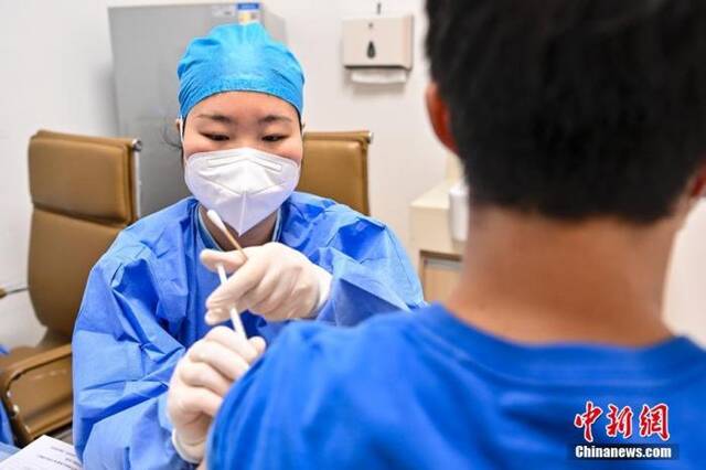 6月9日，广东省广州市祈福医院新冠疫苗接种点，工作人员为市民接种疫苗。中新社记者陈骥旻摄