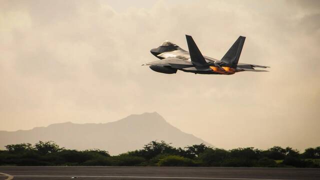 美国3架F-22五代机从夏威夷紧急起飞，美军拒绝透露原因