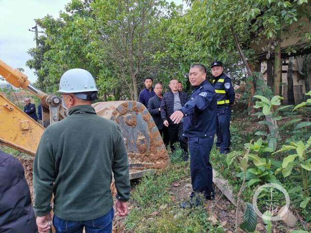 ▲曹仕敏生前在警务工作中。图片来源/四川省公安厅