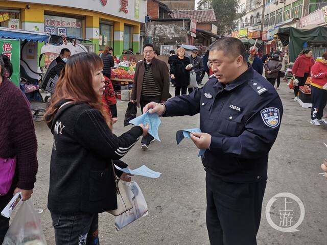 ▲曹仕敏生前在警务工作中。图片来源/四川省公安厅