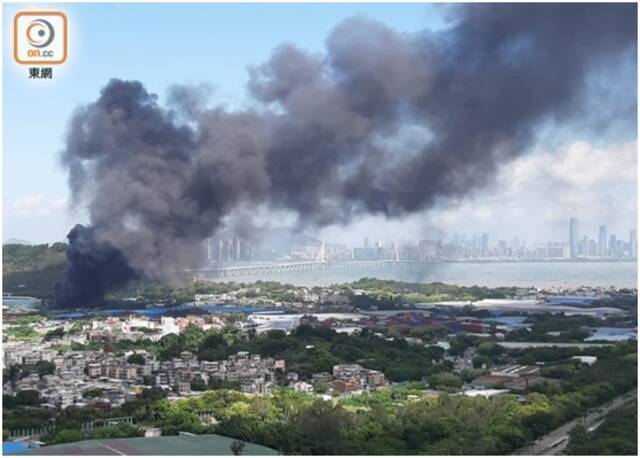 港媒：香港一塑胶回收厂发生火灾 浓烟密布至少5人疏散