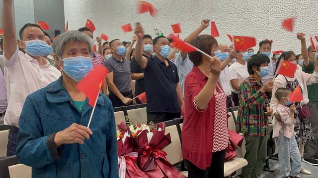 6月17日，聂海胜家乡的人民庆祝神舟十二号发射成功。（前排左一为聂海胜的四姐聂爱云，左二为妹妹聂海凤，左三为三姐聂道枝。）新京报记者周思雅摄