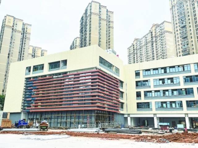 昔日驾校大排档建成美丽校园