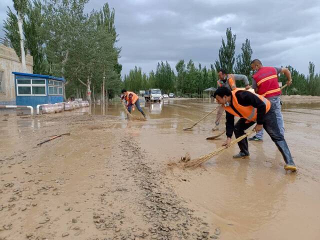 水毁抢险保通畅，喀什公路管理局在行动