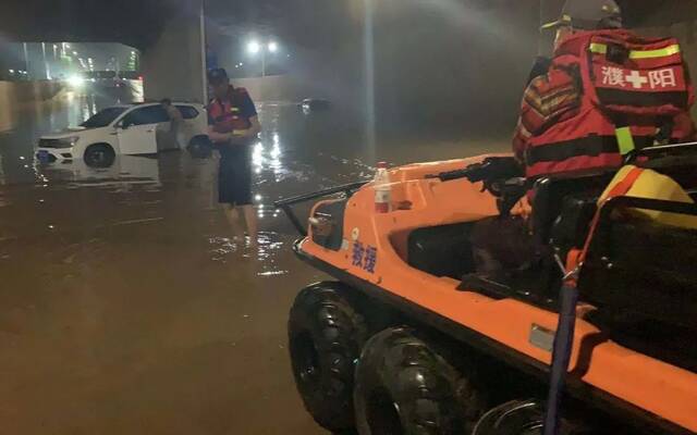 ▲濮阳市红十字救援队队员驾驶水陆两栖车进行救援。受访者供图