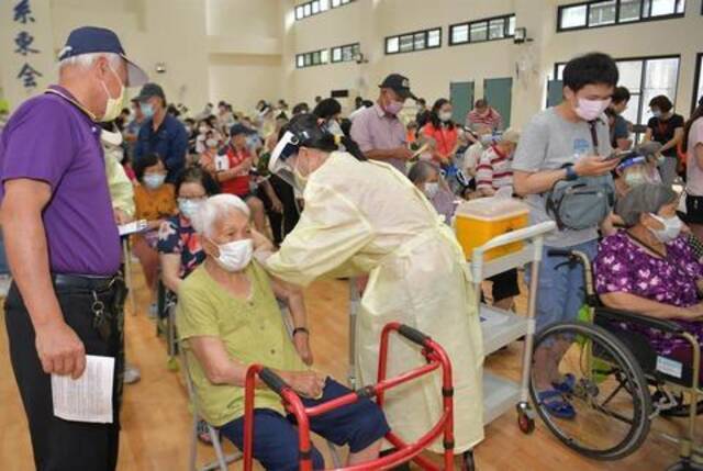 台湾老人接种新冠疫苗。（图：中时新闻网）
