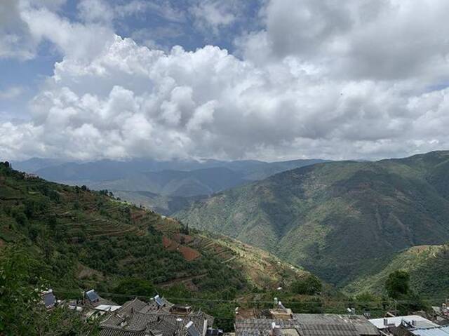 立新村下辖迷都喜小组是一处建在高山上的村寨，大象来临时，许多村民对象群没什么戒备心。高佳摄