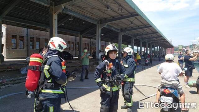 台媒：基隆渔港一渔船着火 传出爆炸声！