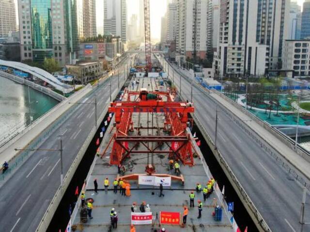  2021年3月26日，长寿路桥最后一块钢结构完成吊装，顺利合龙