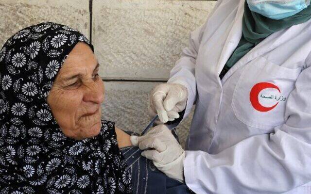 △图为一名巴勒斯坦妇女在接种新冠疫苗