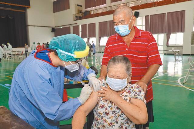 嘉义县17日大型接种站民众到场接种比例占预约人数7成多，较前两天都少，图自台媒