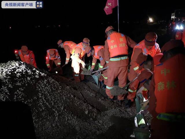 内蒙古呼伦贝尔强降雨持续来袭 一处河堤出现溃口