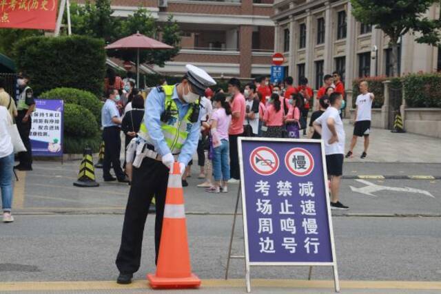 往年送考现场图。来源：浦东公安