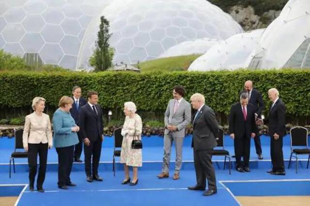 G7领导人与英女王合影后。来源：外媒