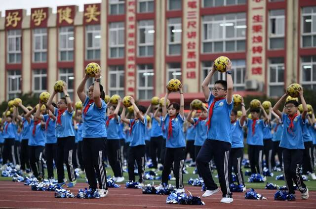 ▲5月31日，河北省滦州市第四实验小学学生下午放学后在操场上练习足球操。今年4月以来，该市在多所中小学开展课后服务，深受学生及家长欢迎。新华社记者牟宇摄影