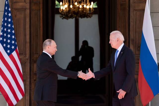环球深壹度  普京和拜登握手了，乌克兰的委屈大了……