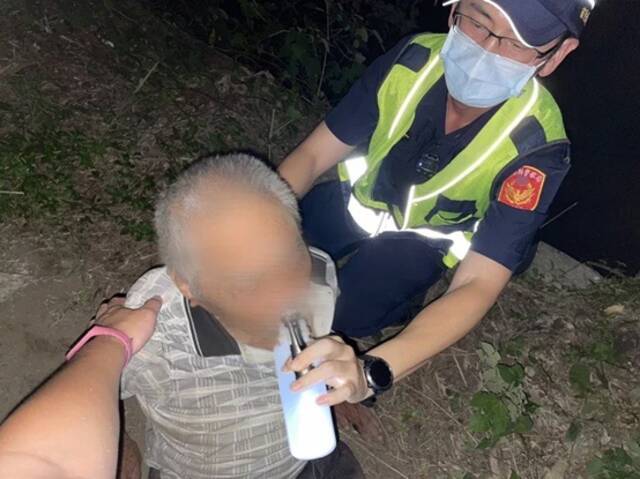 台湾88岁老人听闻要接种阿斯利康疫苗，离家出走迷路山区30小时