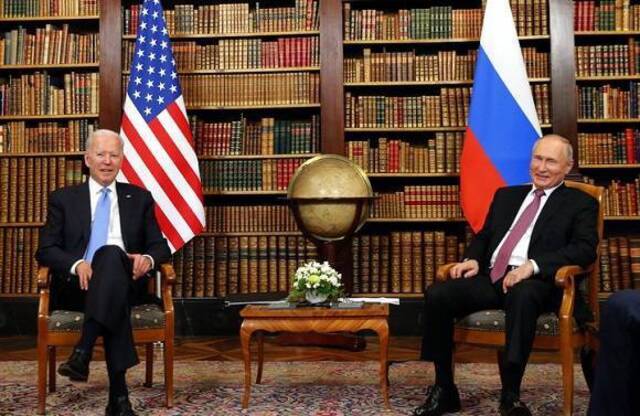 （图片说明：6月16日，美国总统拜登（左）和俄罗斯总统普京在瑞士日内瓦的拉格朗热别墅举行会晤。新华社发，Pool图片，丹尼斯·巴利布斯摄）