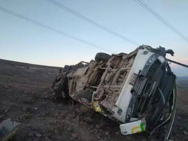 突发！外国巴士250米高处坠落，27人死亡！