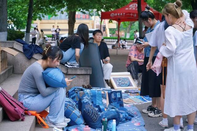 “跳蚤市场”又开市｜留下的是青春记忆，传递的是青大情谊！