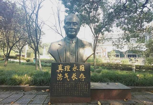 重庆大学的校园雕像，你知道多少？