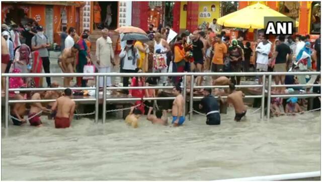 赫里德瓦尔Har Ki Pauri Ghat的恒河十胜节。图源亚洲新闻国际通讯社