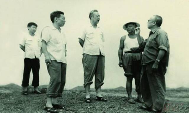 1978年8月，习仲勋（左三）在广东惠阳农村调研。习近平（左一）利用暑假时间参加社会实践活动，随同父亲一起下乡。