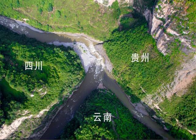 △赤水河发源于昭通市镇雄县赤水源镇，东流至四川、贵州入长江。