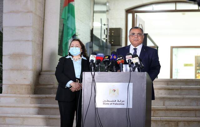 巴勒斯坦权力机构发言人梅尔赫姆（右）和卫生部长阿尔凯拉（左）图源：瓦法通讯社