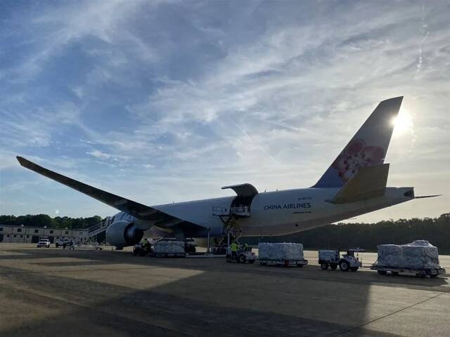 台湾华航一架波音777型货机载运250万剂莫德纳疫苗，于美东时间19日上午从田纳西州的曼菲斯机场起飞。