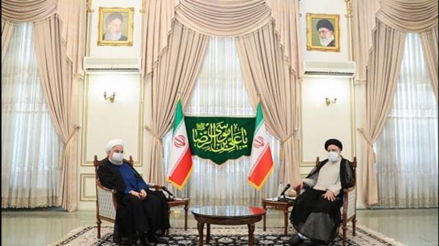 伊朗现任总统鲁哈尼（左）与当选总统莱希（右）会面图源：伊朗英语新闻电视台（PressTV）