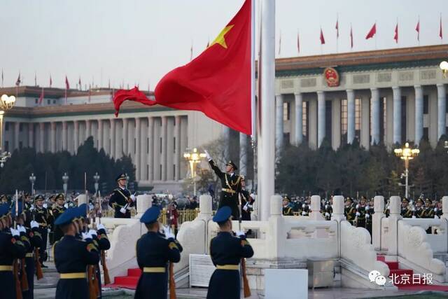 北京天安门广场举行隆重的升国旗仪式，资料图。