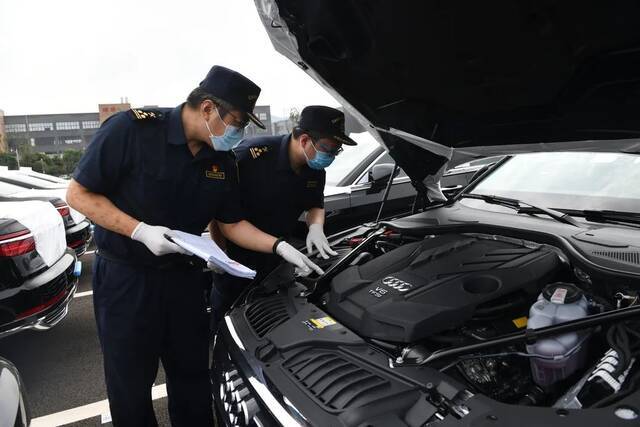 重庆海关查验进口车辆。邹乐摄