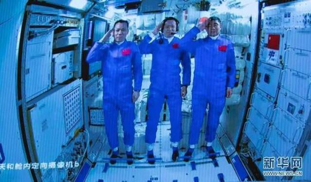 6月17日在北京航天飞行控制中心拍摄的进驻天和核心舱的航天员向全国人民敬礼致意的画面。新华社记者金立旺摄。图片来源：新华网