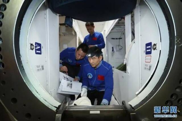 图为航天员聂海胜、刘伯明和汤洪波在核心舱模拟器内训练（4月22日摄）。新华社发徐部摄图片来源：新华网