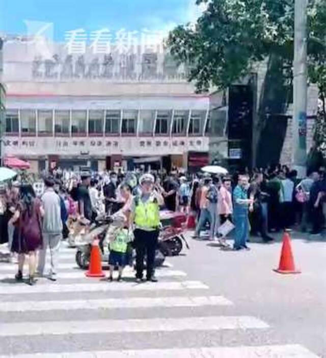 5岁萌娃陪交警父亲护航中考 连续4小时不喊累