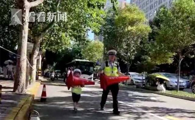 5岁萌娃陪交警父亲护航中考 连续4小时不喊累