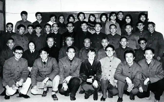 ·1981年第一期联合国译训班毕业合影。三排右六为崔天凯。