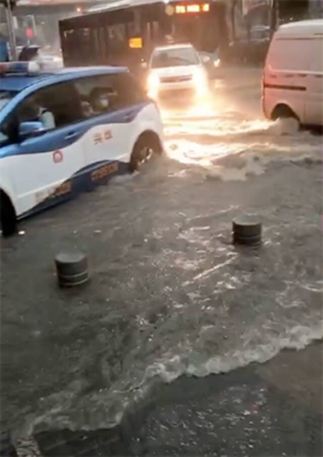 视频｜深圳发布今年首个暴雨红色预警 全市中小学停课