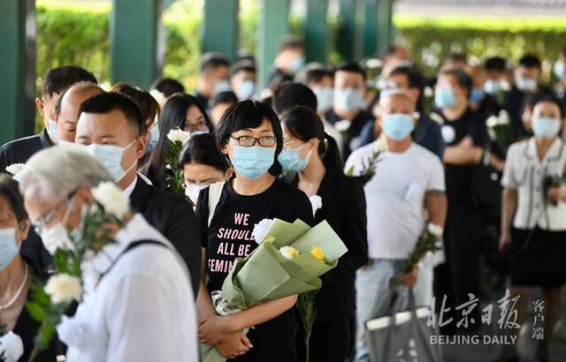 今晨送别翻译界泰斗许渊冲，逝世前两小时他还在看书学习！