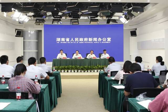 ▲6月21日，省政府新闻办公室举行2021年《湖南蓝皮书》新闻发布会。（赵双鹏摄）