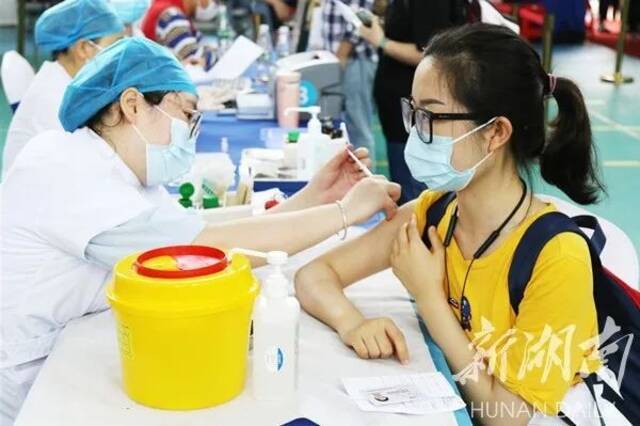 ▲图为湘潭大学有序开展新冠病毒疫苗第二针接种工作。