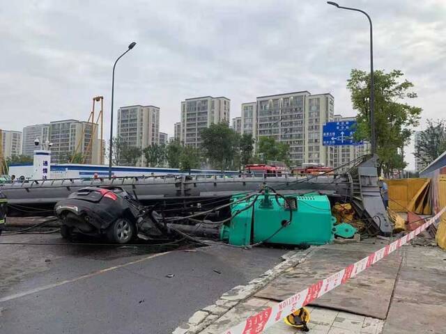 突发！浙江宁波一工地桩机倒塌2人被困