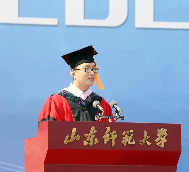 △刘本森教授在本科生毕业典礼暨学位授予仪式上发言