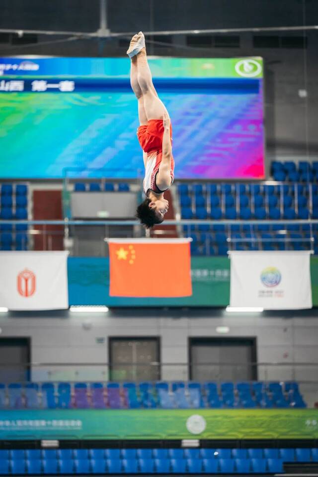 “空中芭蕾”在西大上演！十四运会蹦床测试赛举行