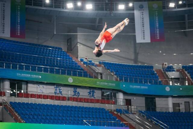 “空中芭蕾”在西大上演！十四运会蹦床测试赛举行