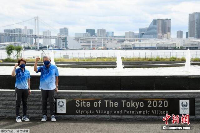 当地时间6月20日，距东京奥运会开幕还有33天时，奥运村首次对媒体开放。图为东京奥组委主席桥本圣子（左）与奥运村村长川渊三郎（右）现身现场。