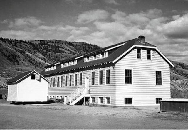 ↑这张拍摄于大约1950年的资料照片显示的是坎卢普斯印第安寄宿学校教学楼。