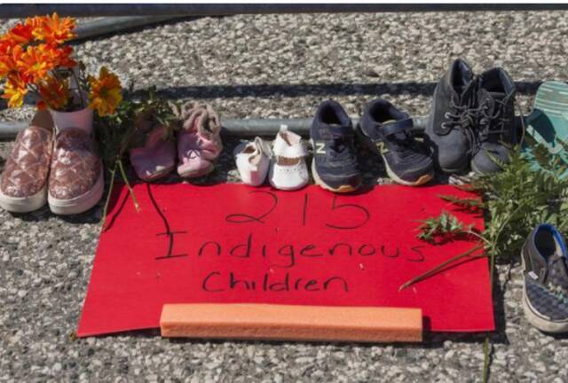 ↑加拿大民众悼念被发现的215具原住民儿童遗骸