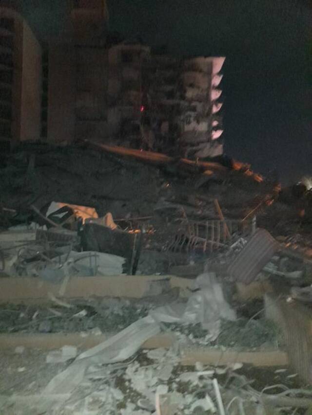 美国一高层公寓凌晨倒塌：伤亡不明 目击者称像遇到地震